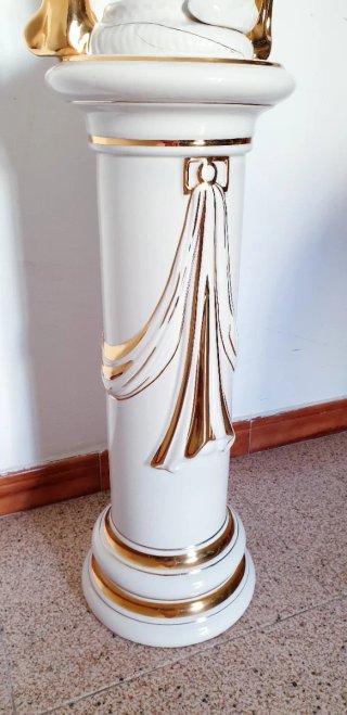 ESCULTURA MUJER PORCELANA