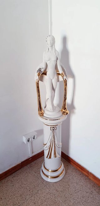 ESCULTURA MUJER PORCELANA