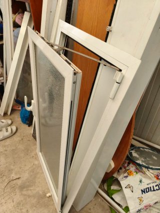 Ventana de baño abatible blanca