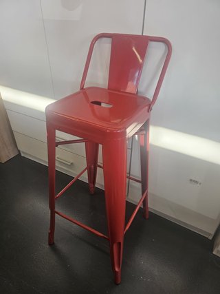 Taburete alto rojo