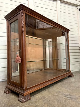 Vitrina de madera y cristal