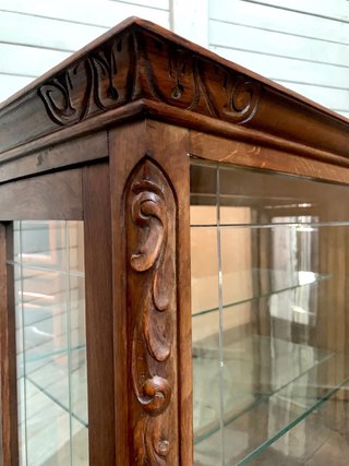 Vitrina de madera y cristal