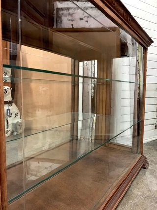 Vitrina de madera y cristal