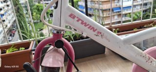 Bicicleta infantil rosa con ruedines