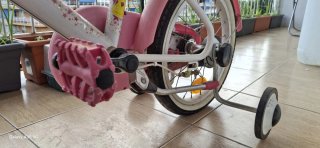 Bicicleta infantil rosa con ruedines