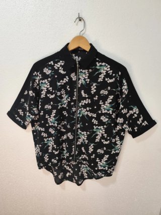 Blusa floral negra con cremallera Quiz Talla S