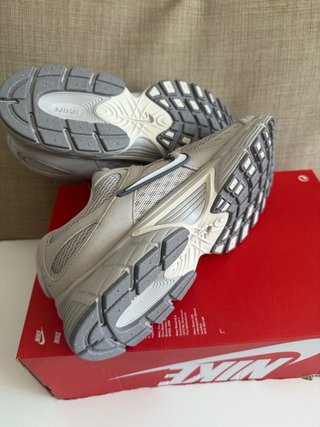 Zapatillas Nike grises y blancas