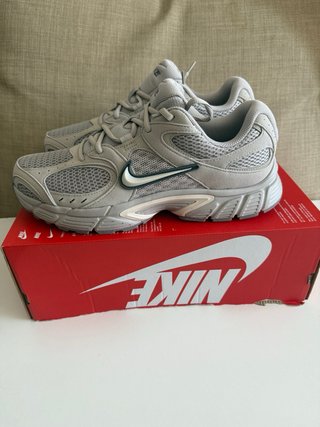 Zapatillas Nike grises y blancas