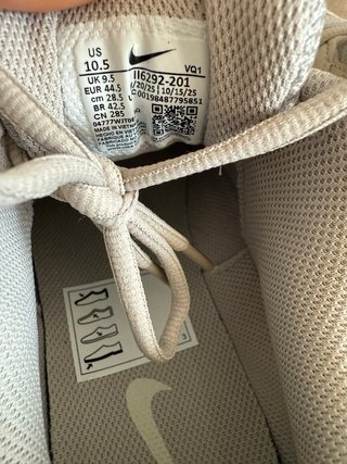 Zapatillas Nike grises y blancas