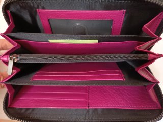 Cartera de piel de mujer morado/fucsia oscuro.