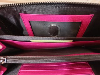 Cartera de piel de mujer morado/fucsia oscuro.