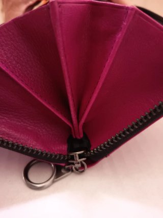 Cartera de piel de mujer morado/fucsia oscuro.