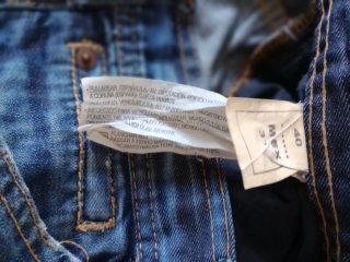 Pantalón corto vaquero desgastado