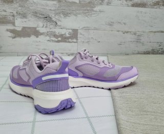 Zapatillas deportivas moradas y blancas