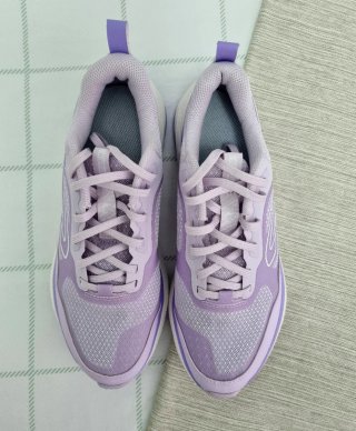 Zapatillas deportivas moradas y blancas