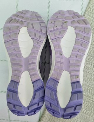 Zapatillas deportivas moradas y blancas