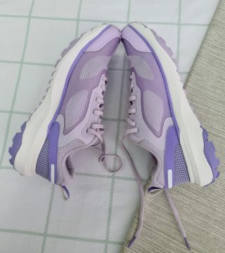 Zapatillas deportivas moradas y blancas