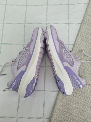 Zapatillas deportivas moradas y blancas
