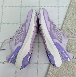 Zapatillas deportivas moradas y blancas