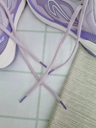 Zapatillas deportivas moradas y blancas