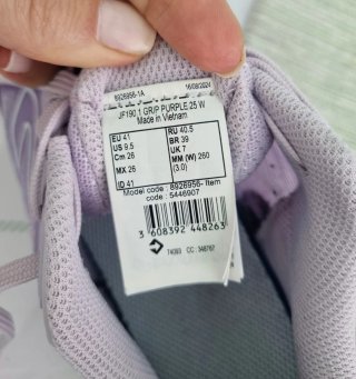 Zapatillas deportivas moradas y blancas