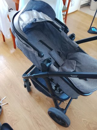 Carrito de bebé gris
