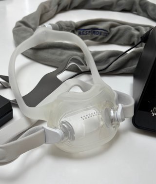 Equipo CPAP con mascarilla y tubo