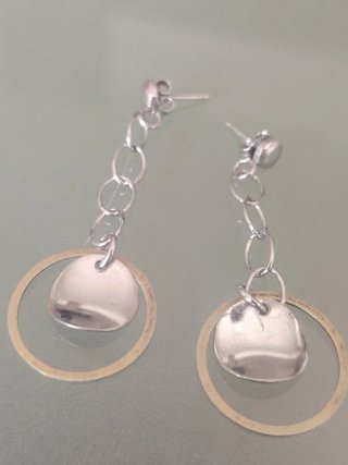 Pendientes largos plata y dorado estilo moderno