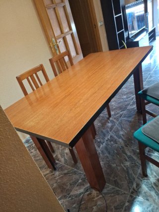 Mesa de comedor de madera