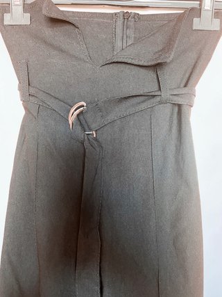 Pantalón negro alto con cinturón