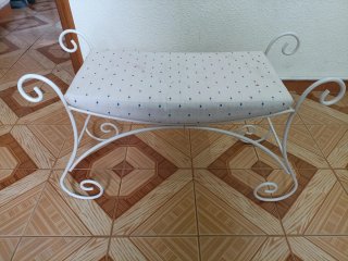 Banqueta forjada con cojín blanco y azul