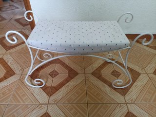 Banqueta forjada con cojín blanco y azul