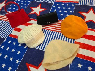 Lote de 4 accesorios: bolsos y gorros