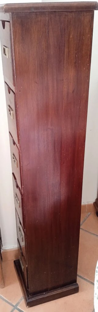 Mueble estrecho de madera