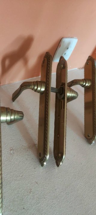Manillas de puerta doradas estilo clásico