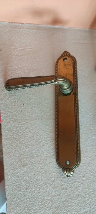 Manillas de puerta doradas estilo clásico