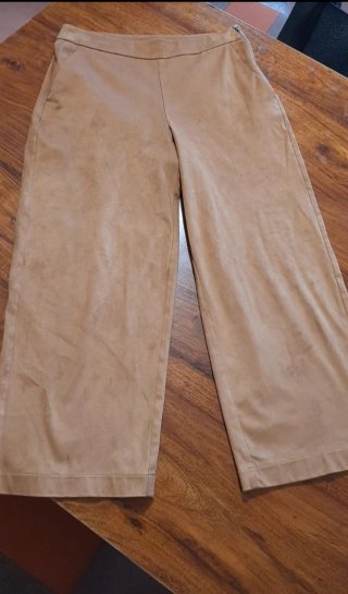 Pantaloni ecoscamosciati e maglioncino