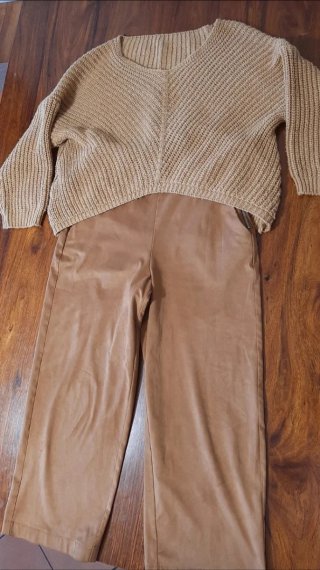 Pantaloni ecoscamosciati e maglioncino