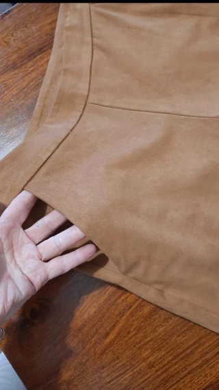 Pantaloni ecoscamosciati e maglioncino