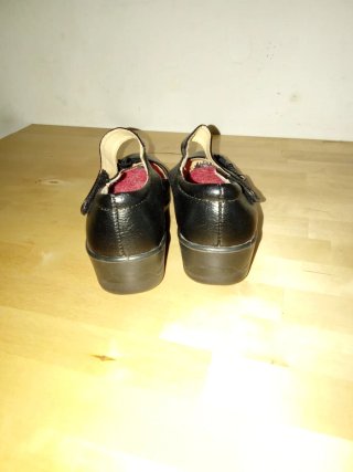 Scarpe eleganti nere con fiore