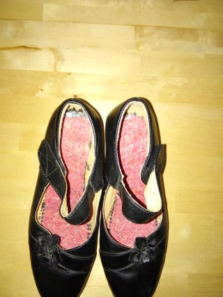 Scarpe eleganti nere con fiore