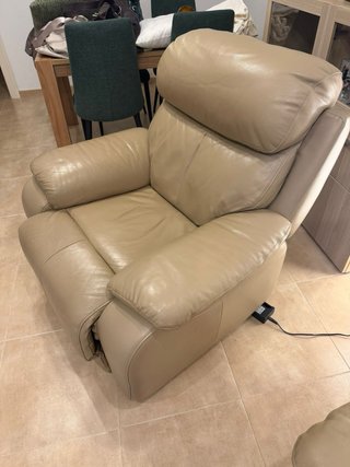 Sofá y sillón reclinable de piel