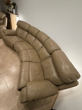 Sofá y sillón reclinable de piel
