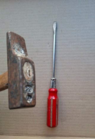 Martillo y destornillador mas regalo