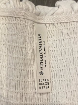 Top Stradivarius blanco con volantes y bordados