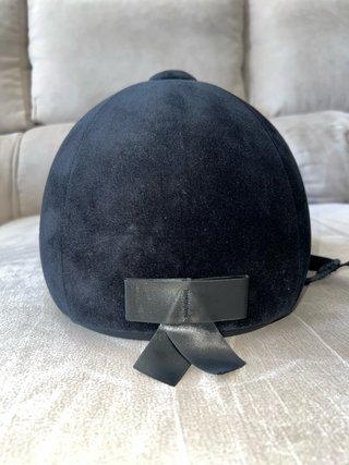 Casco y botas de equitación negros