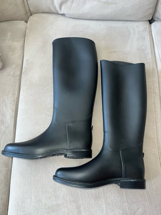 Casco y botas de equitación negros