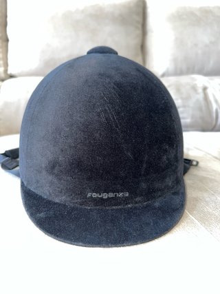 Casco y botas de equitación negros