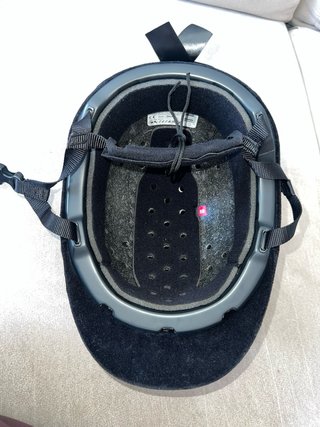 Casco y botas de equitación negros