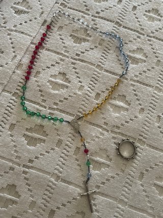 Rosario de cuentas de colores  y rosario de  dedo
